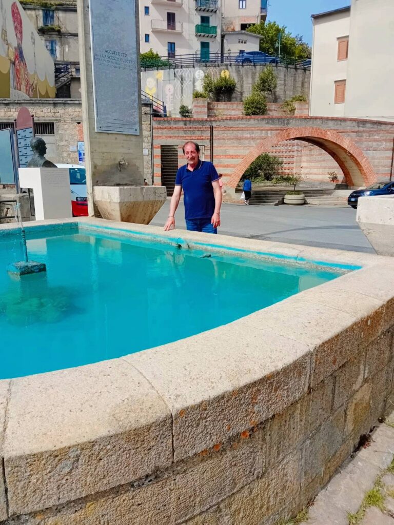 Pulizia della fontana di Piazza Maddalena a Pollina