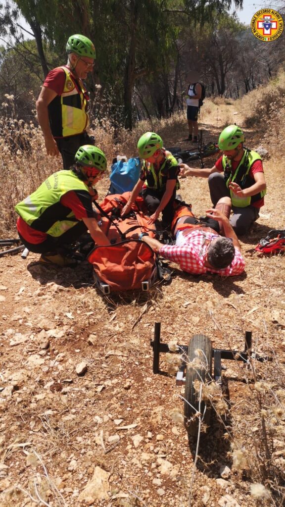 Intervento per recuperare un byker infortunato a Pizzo Manolfo