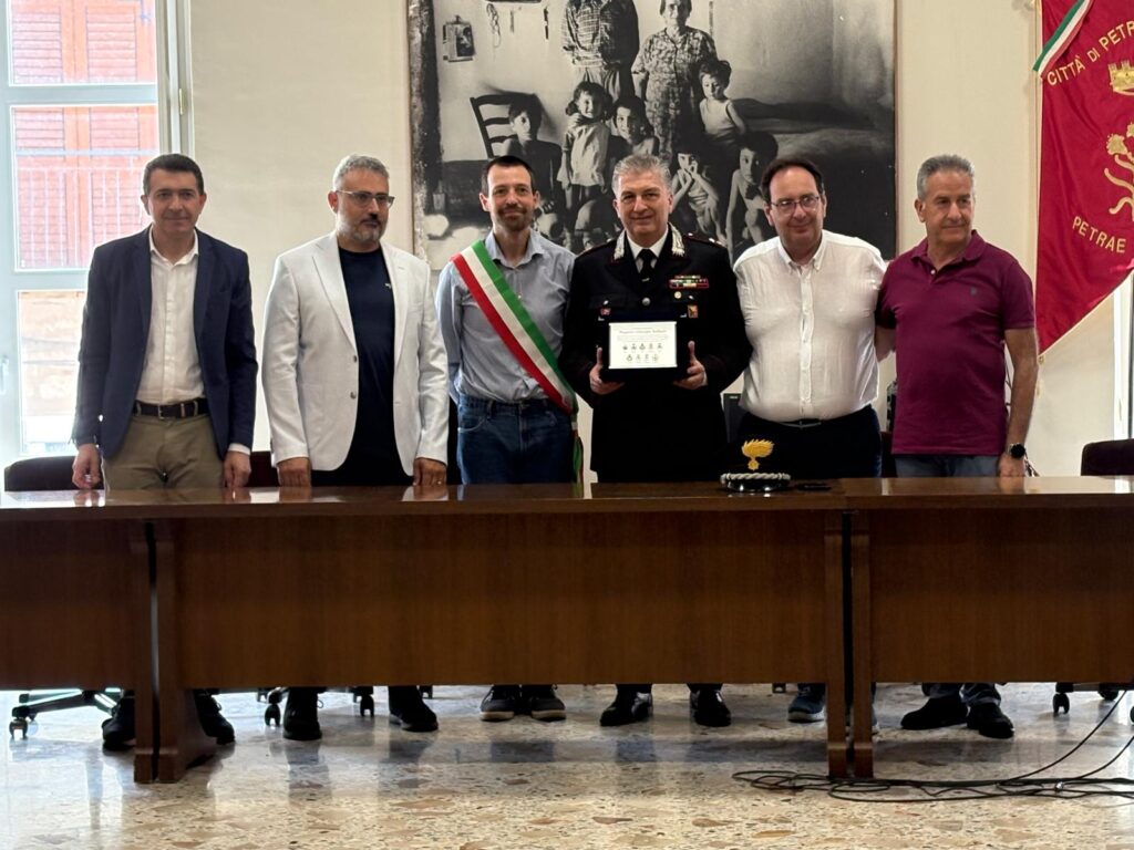 Petralia Sottana, cerimonia di commiato per il Maggiore Belligno che va in pensione