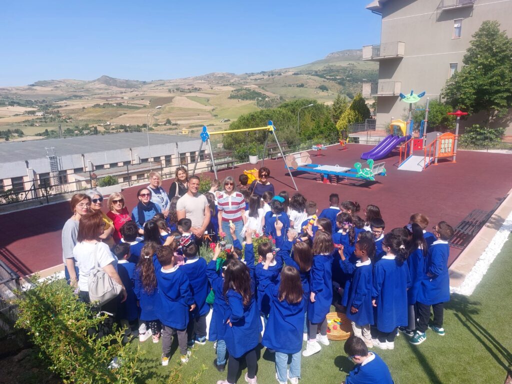 Gangi, i bimbi del plesso Don Bosco adottano un Parco Giochi
