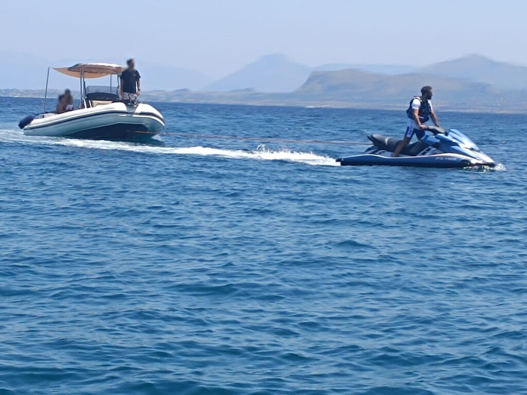 Gommone in avaria rischia di finire sugli scogli:intervento provvidenziale delle moto d’acqua della Polizia