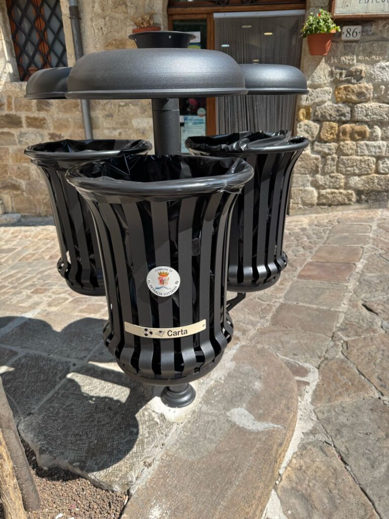 A Petralia Sottana i cestini urbani per la raccolta differenziata