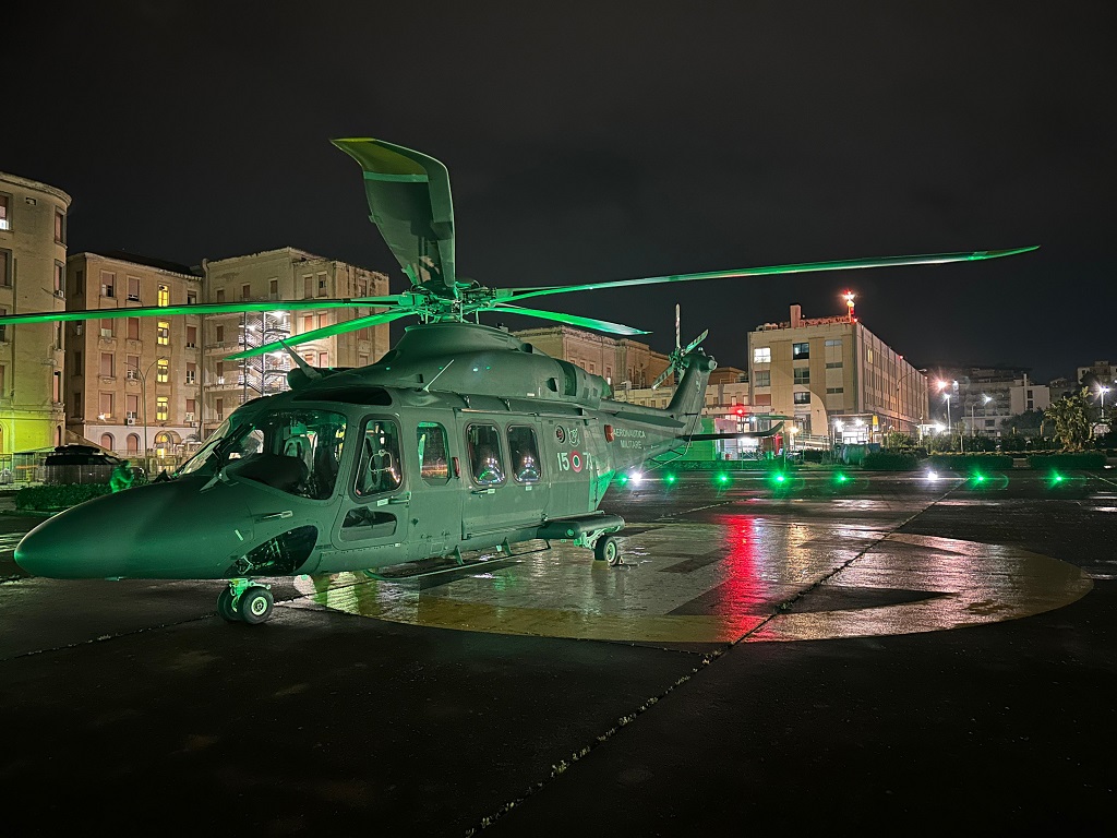 Soccorso Aereo: elicottero dell’Aeronautica Militare trasporta un uomo dall’Isola di Linosa a Trapani