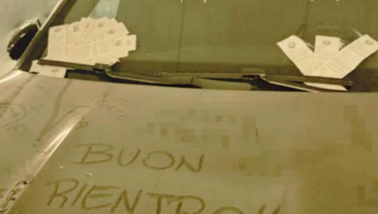 Centri commerciali, scatta il divieto di parcheggio: 800€ di multa e italiani nel panico | Ma c’è un modo per evitarla
