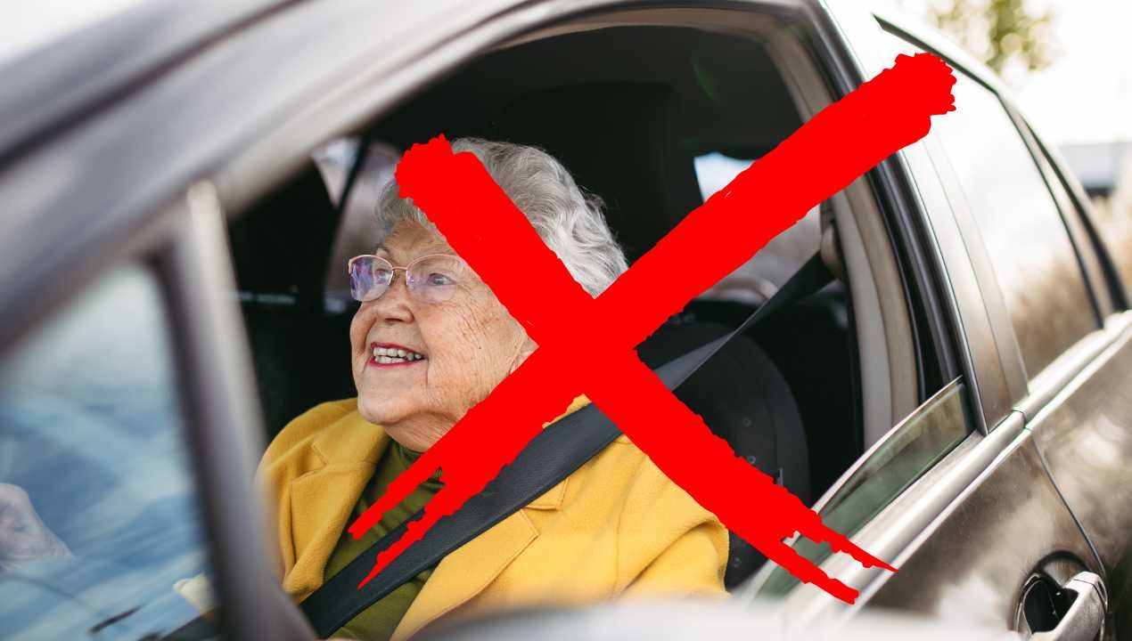 Pensionati, da questa età ADDIO PATENTE | La notizia era nell’aria: dovranno comprare la tessera dell’auto