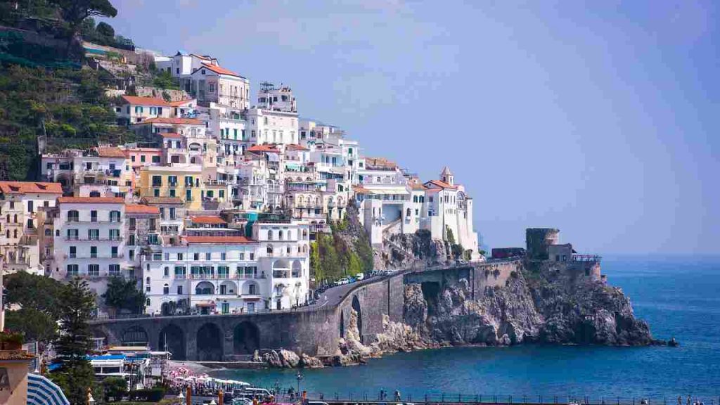 Le scambiano per i Caraibi ma si trovano nel cuore dell’Italia | In queste spiagge ci sono i VIP a tutte le ore del giorno