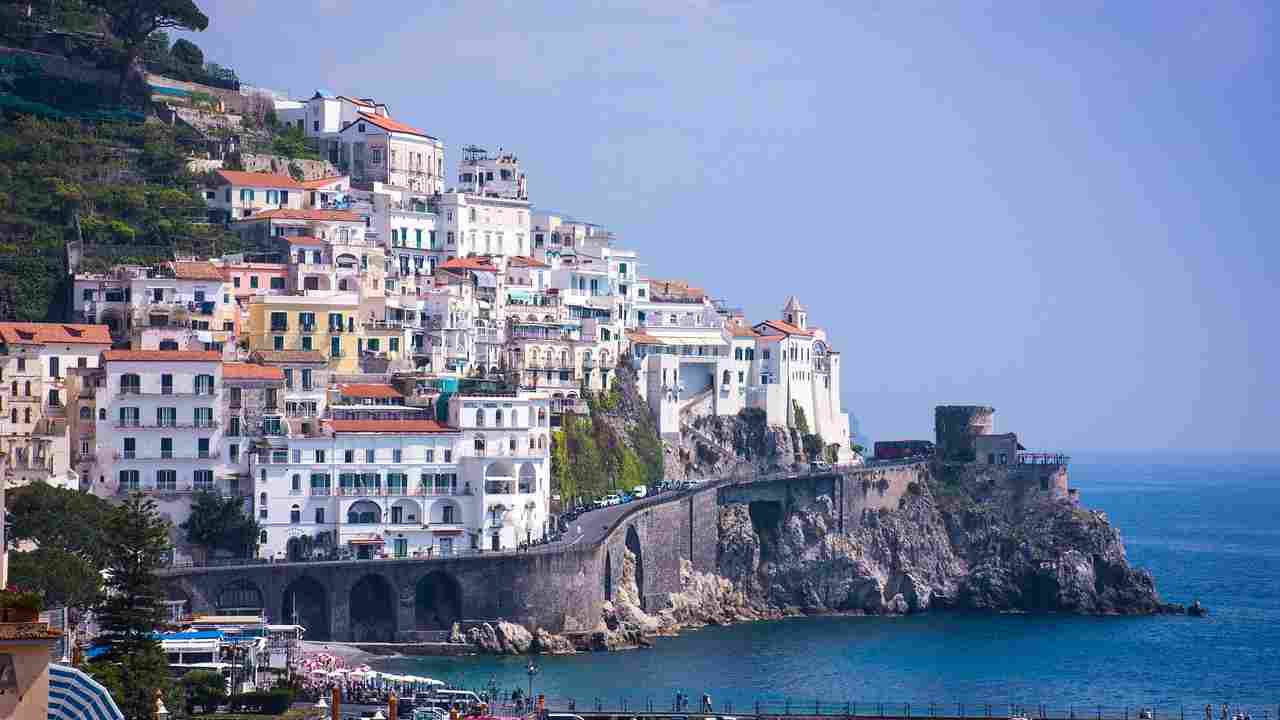 Le scambiano per i Caraibi ma si trovano nel cuore dell’Italia | In queste spiagge ci sono i VIP a tutte le ore del giorno