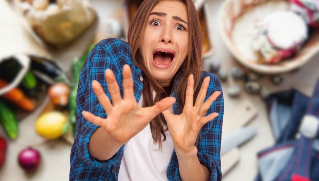 Casalinghe nel panico, scoperta agghiacciante: questo strumento è cancerogeno | Lo usano ogni giorno in cucina