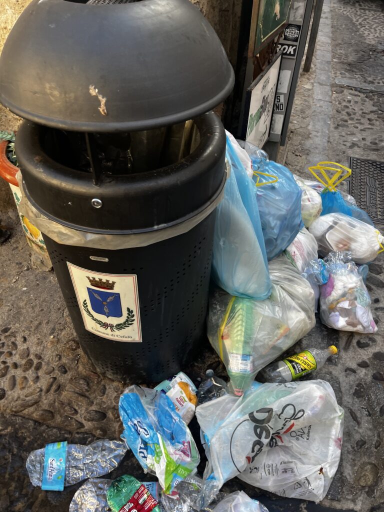 Rifiuti via Vittorio Emanuele. Forza Italia chiede un confronto con il Sindaco