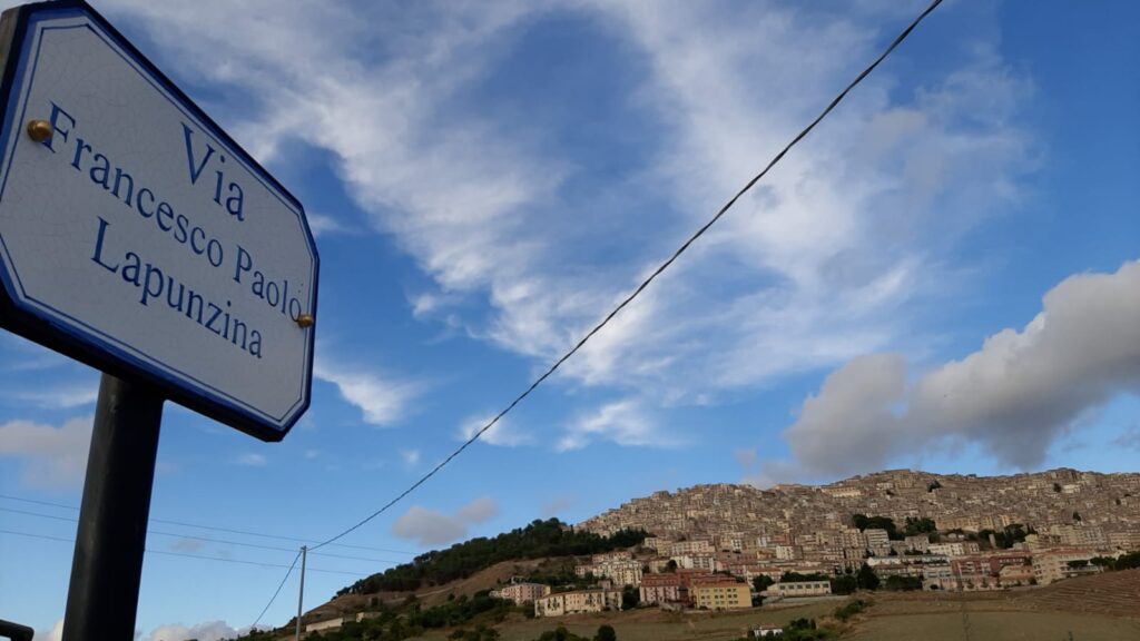 “La memoria è il tessuto dell’identità”. Gangi intitola una strada al Direttore Didattico Francesco Paolo Lapunzina