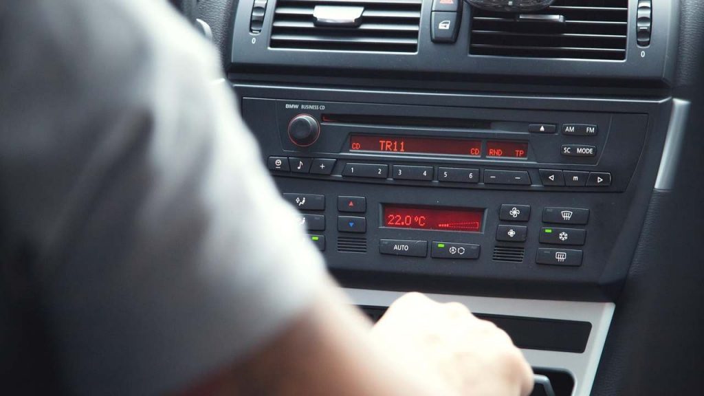 addio alla radio, ecco cosa sta succedendo