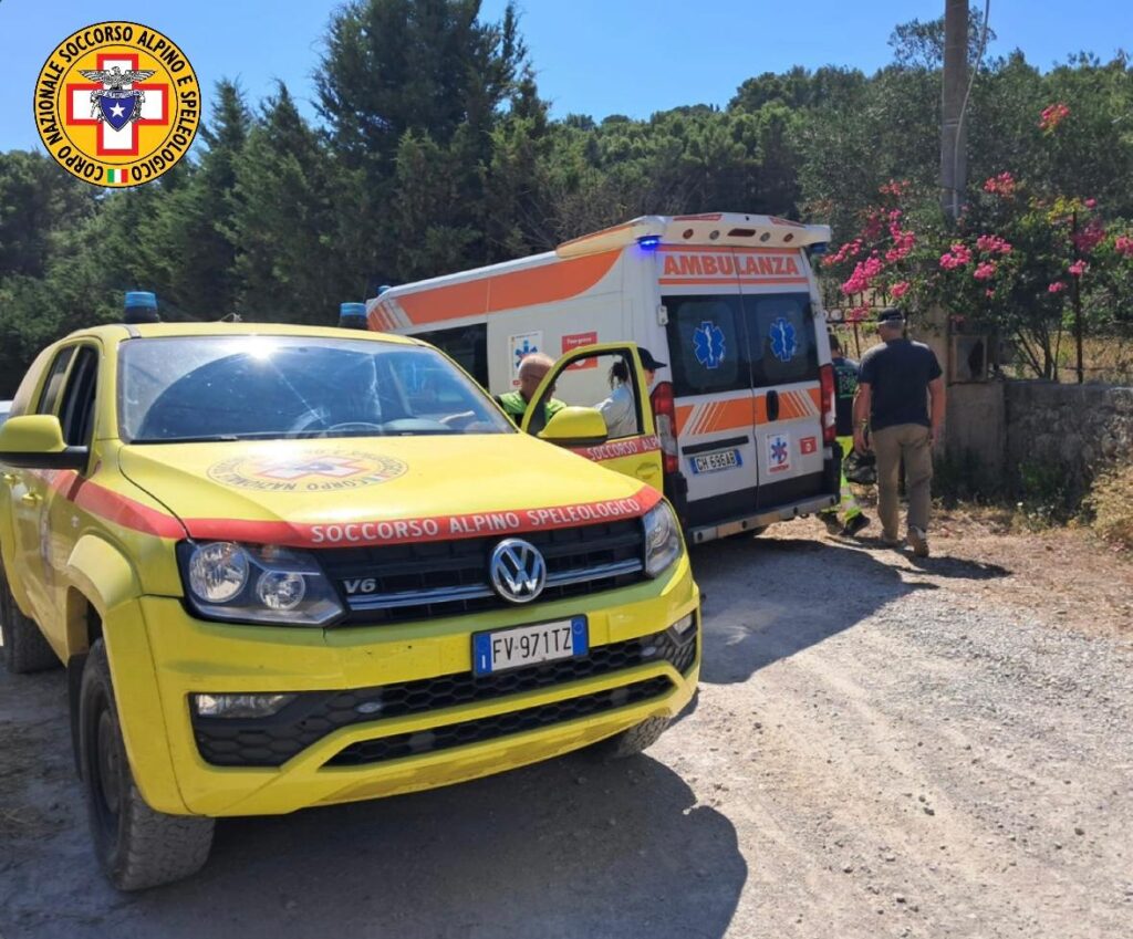 Soccorso Alpino e Speleologico. Intervento per recuperare un escursionista colto da malore per il caldo