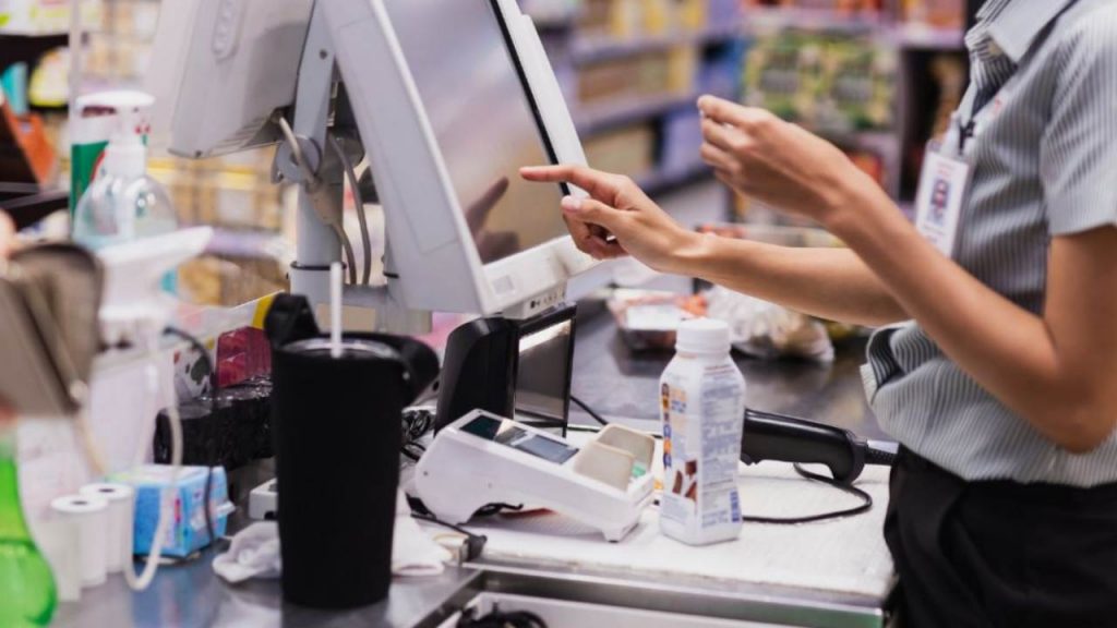 Supermercato, prima di uscire controlla lo scontrino | Se manca questa scritta sei finito: scatta l’arresto immediato