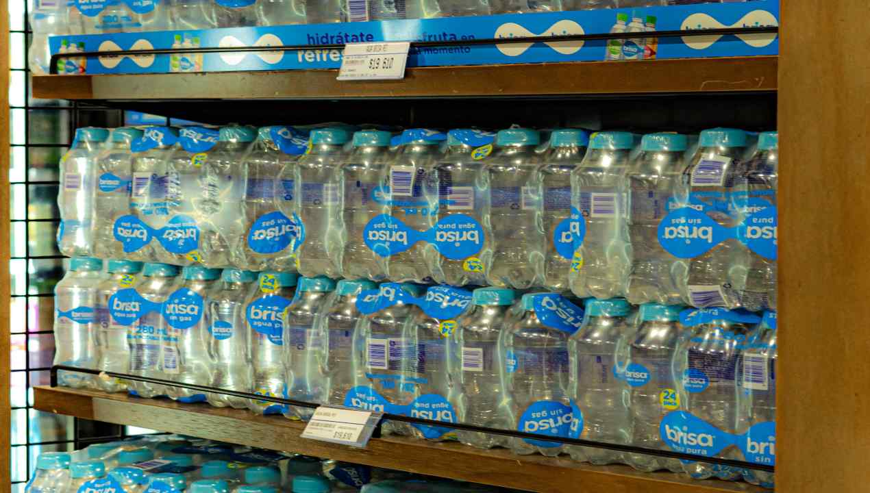 Bere troppa acqua può uccidere: i rischi devastanti che nessuno ti dice