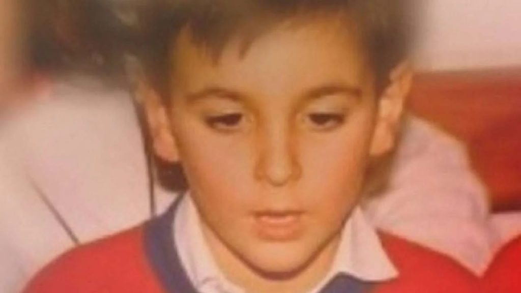 Riconosci questo bambino? Oggi è il portabandiera della musica italiana | Lo conoscono anche i muri