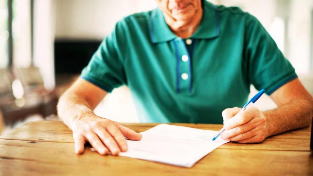 Pensionato firma un foglio