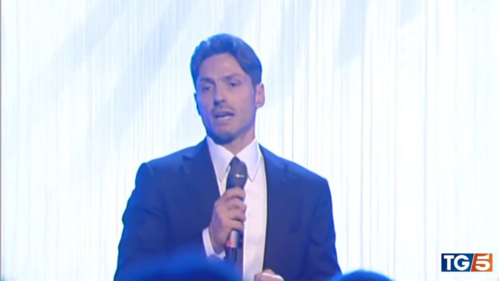 “Vieni in Rai, ti diamo Sanremo”: Pier Silvio Berlusconi trema | Vogliono “rubargli” il migliore di tutti