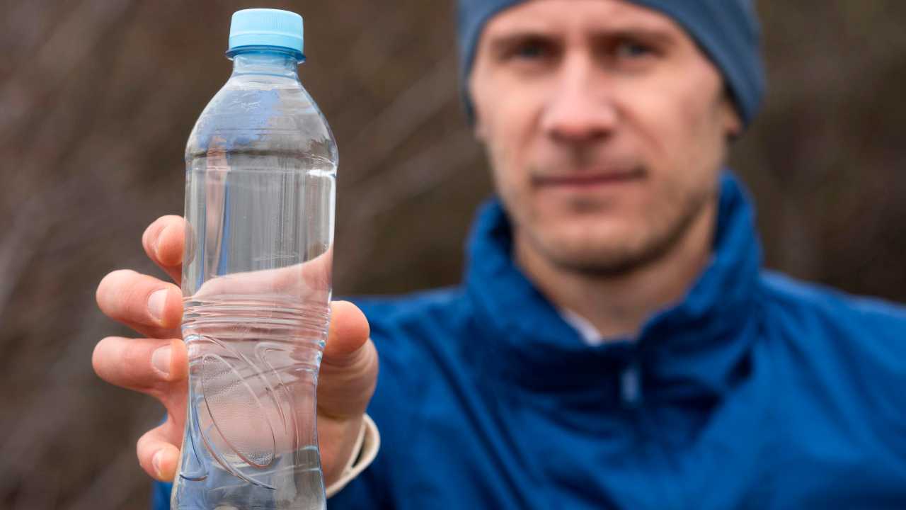 Acqua in bottiglia, stai alla larga da questo marchio | “Effetti catastrofici sulla salute”: in pratica ti bevi il veleno