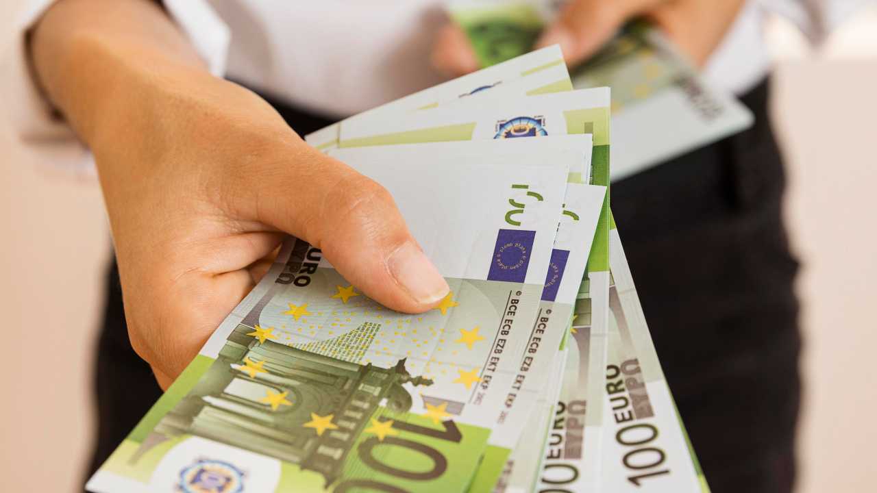 Stipendi, addio ritardi nei pagamenti | Anche il tuo datore di lavoro è stato avvisato: non potrà più tardare nemmeno di un giorno