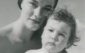 la bambina della foto è una cantante famosa