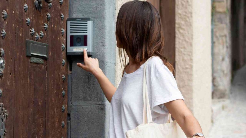 Citofono di casa, se non c’è il tuo nome sei rovinato: “Pignoramenti a sorpresa” | Scendi le scale e aggiungilo subito