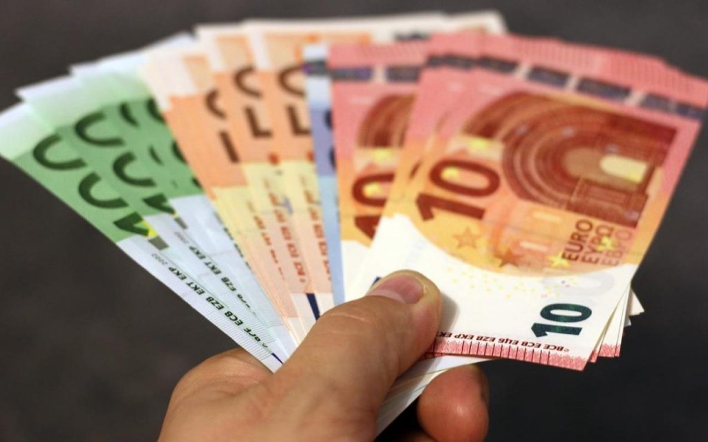 “Banconote nuove di zecca”: ATM, ecco il trucco che sta spopolando | Con questa operazione guadagni due volte