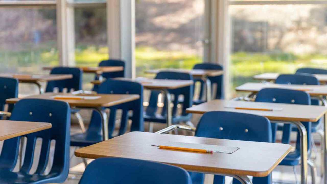 Black out scuole: l’apertura è slittata di una settimana | “Lasciate i vostri figli a casa”: genitori disperati