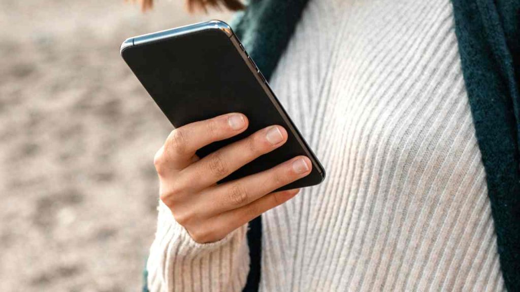 Smartphone, scatta il divieto su Bus e Metro | “Non potete più usarlo”: se ti beccano finisci nei guai