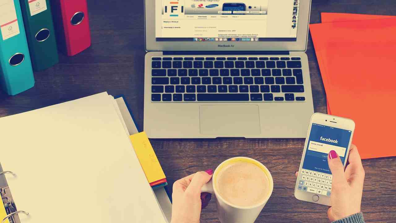 Social network, bestemmiare diventa vietato | Sono partiti i controlli a tappeto: ti multano anche se l’hai fatto anni fa
