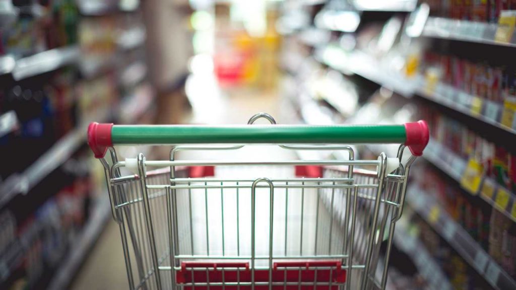 “Questo prodotto non dovete mangiarlo”: Supermercati, l’annuncio gela l’Italia intera | Un solo morso e finisci al Creatore