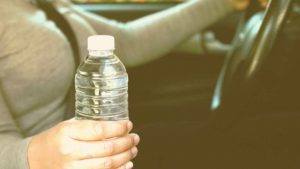 Bottiglietta di acqua in auto