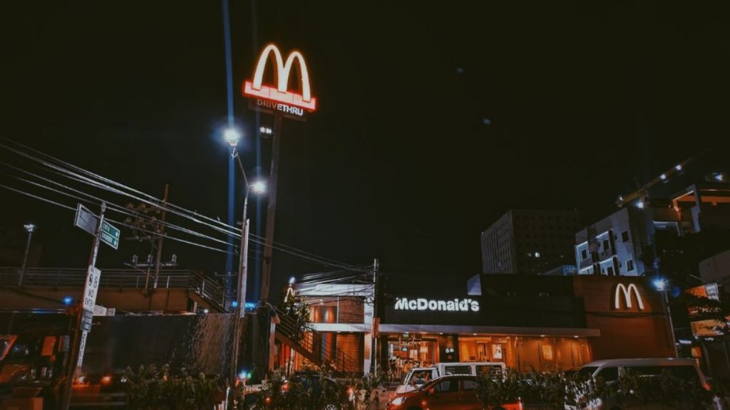 McDonald’s, sai quanto guadagnano i dipendenti? “Cifre sbalorditive”: Ecco perché sorridono sempre