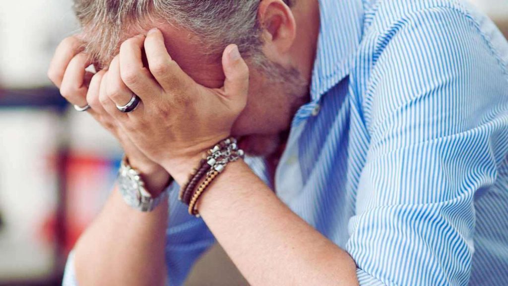 Lavoratore in lacrime (Canva) Madonielive.com
