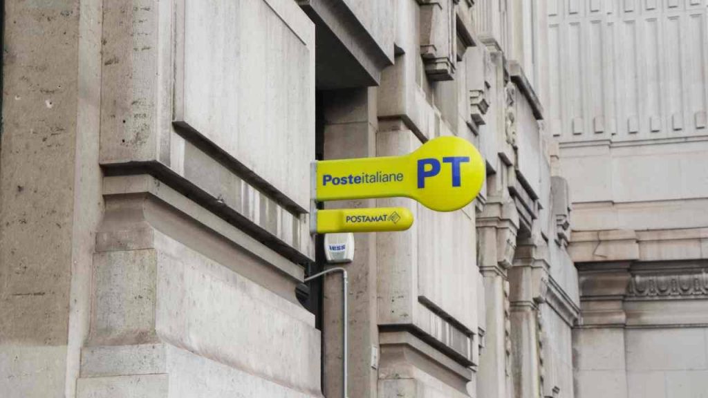 Poste Italiane, annunciata la nuova tassa: “Colpirà tutti i clienti” | Soldi scalati direttamente dal conto, ecco quando