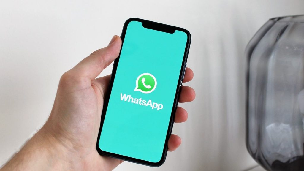 Gruppi WhatsApp, non fare mai più questa cosa: da oggi È REATO | Già inviate le prime (salatissime) multe