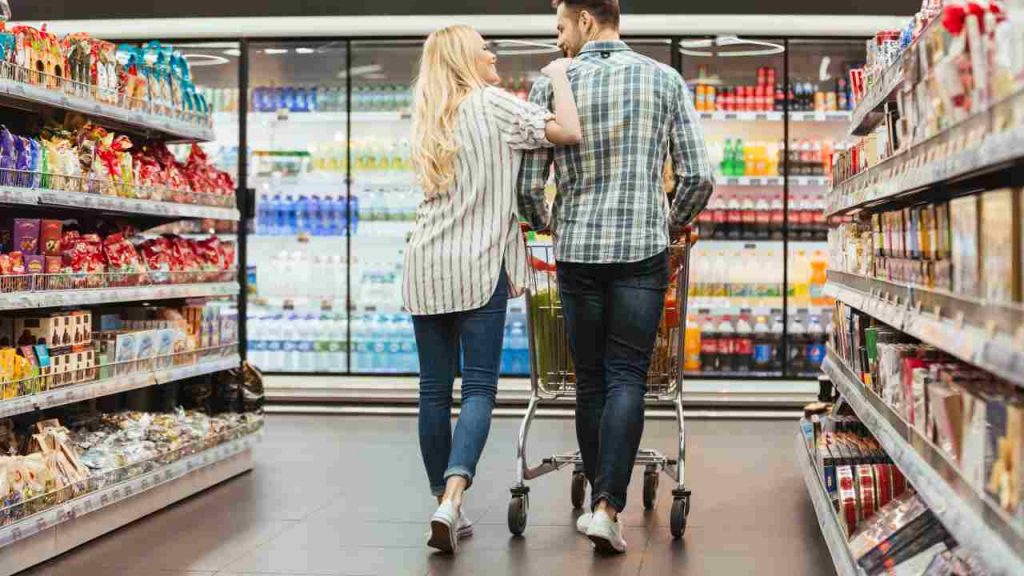 “Senza carta niente spesa”: Rivoluzione supermercati, addio contanti | Banconote e monete non le prendono più