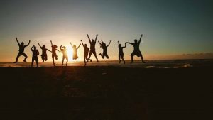 Amici al tramonto (pexels)