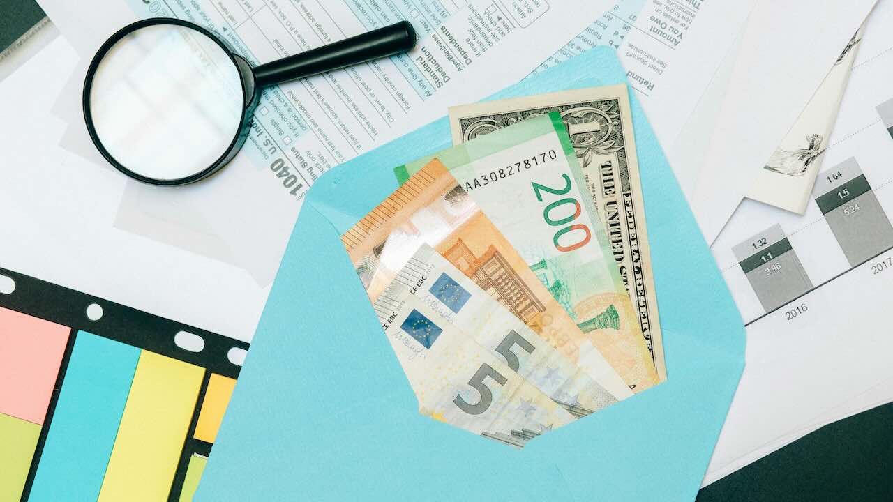 Busta coi soldi (pexels)