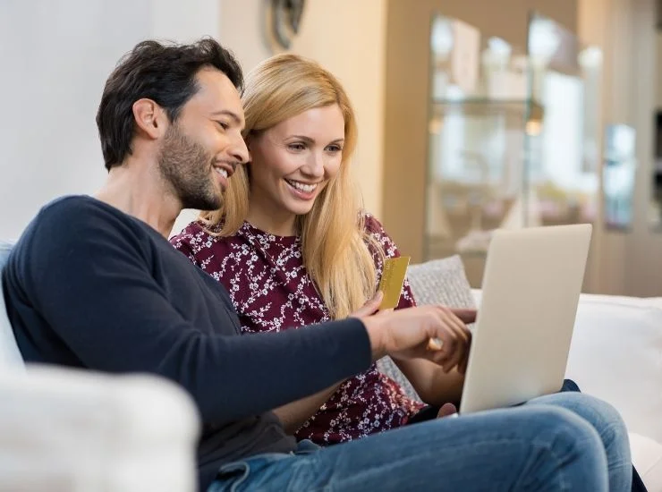 Coppia felice al pc - Madonielive