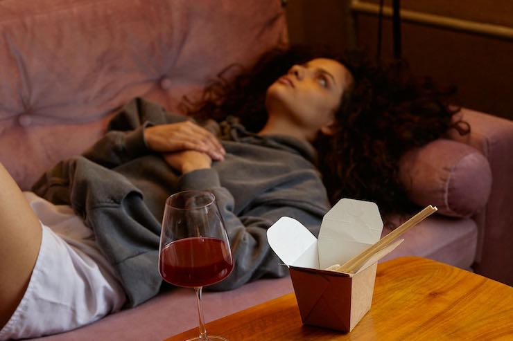 donna sul divano (pexels)