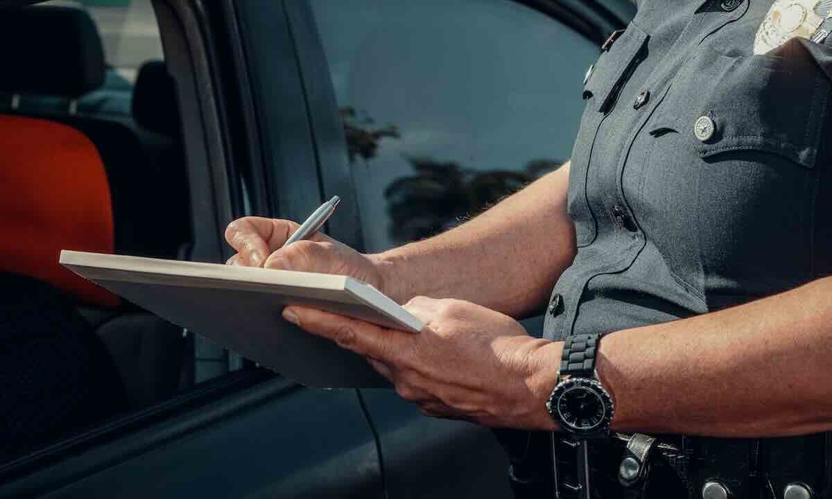 Compilazione di una multa (pexels)