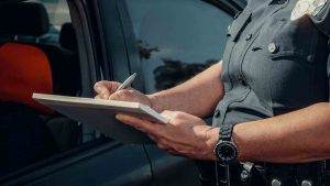 Compilazione di una multa (pexels)